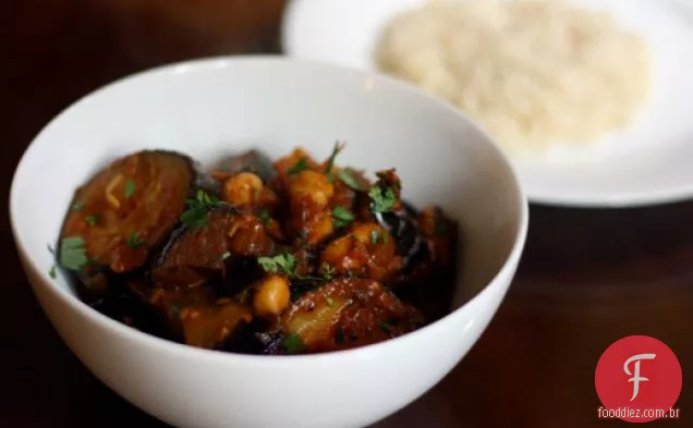 Guisado de grão de bico com berinjela, tomate e pimentão