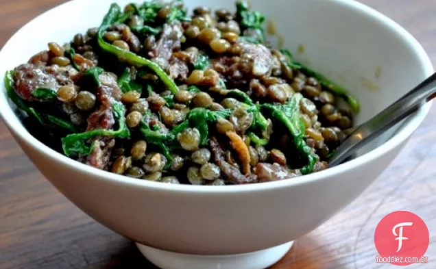 Lentilhas francesas com salsicha, rúcula murcha e mostarda Dijon