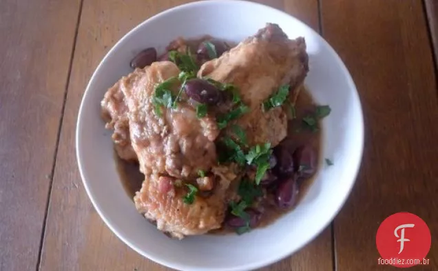 A arte de comer frango salteado com tomate e azeitonas