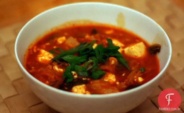 Jantar Esta Noite: Kimchi Jigae (Guisado Kimchi)