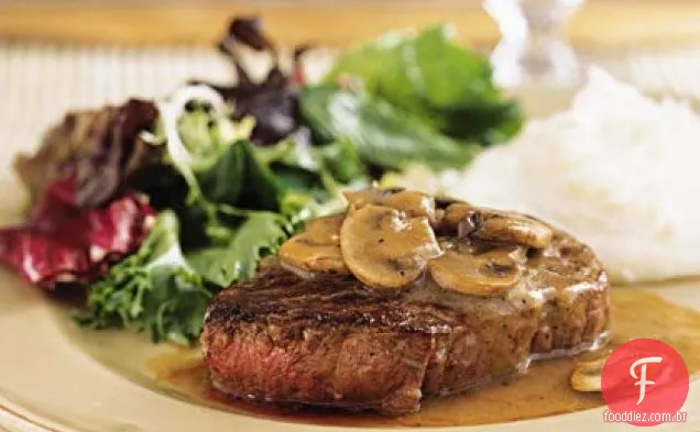 Filé Mignon com molho de cogumelos e vinho