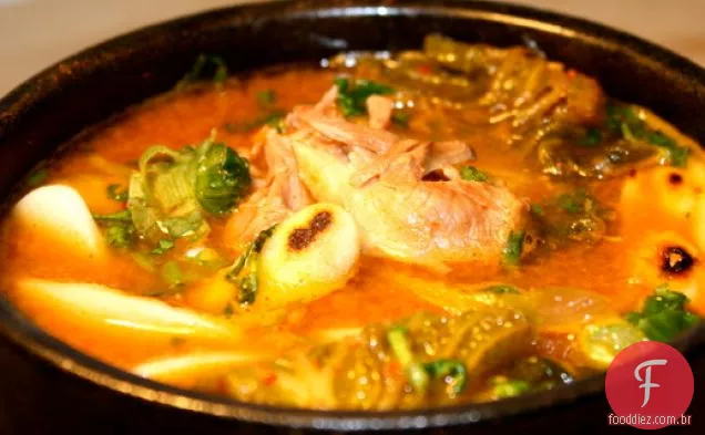 O guisado Kimchi do Momofuku Cookbook com bolos de arroz