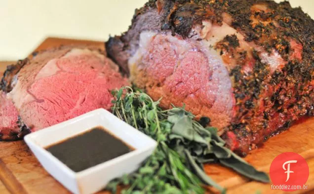Assado De Costela Em Pé Torrado Com Ervas Grelhadas