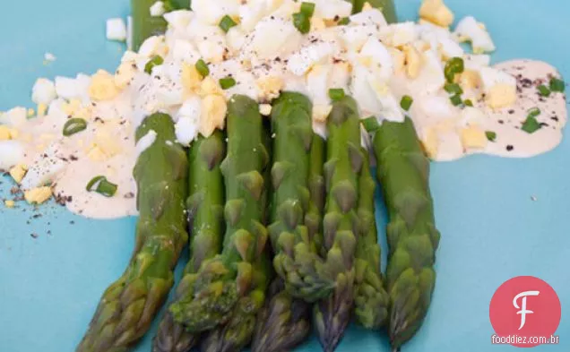Saladas sérias: espargos com molho de mostarda Dijon e ovo cozido picado