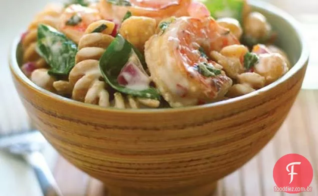 Salada de macarrão integral com camarão, limão e espinafre