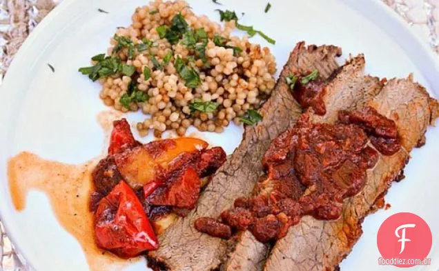 Peito De Carne Esfregado Com Café Com Cuscuz De Salsa