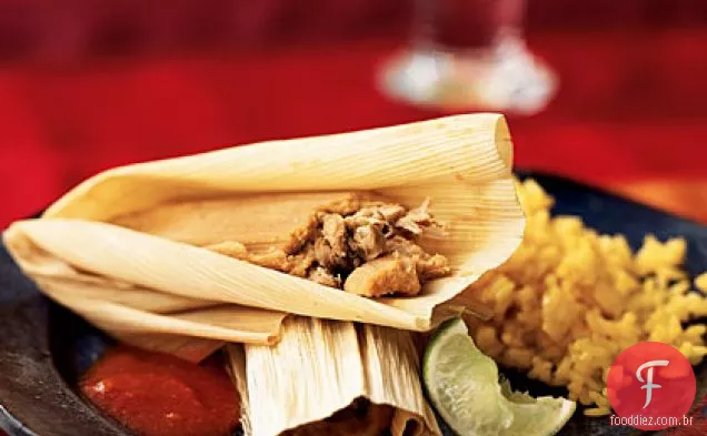 Carne de porco e Ancho Chile Tamales com Molho Vermelho Mexicano