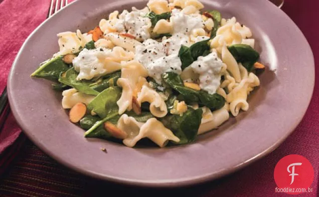 Macarrão Campanelle Com Queijo Burrata E Espinafre