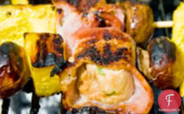 Grelhar: Kabobs De Frango Embrulhados Em Bacon