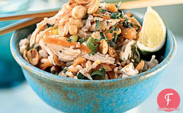 Salada de arroz integral de gergelim com frango desfiado e amendoim