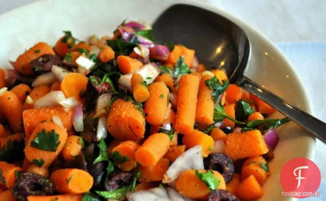 Salada de cenoura temperada com azeitonas