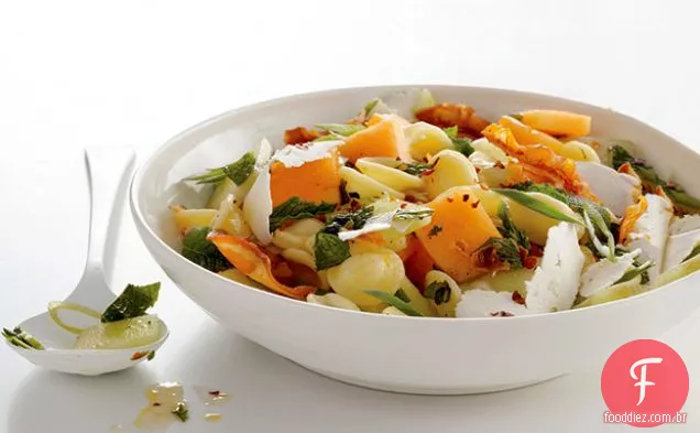 Salada de macarrão com melão, Pancetta e ricota Salata