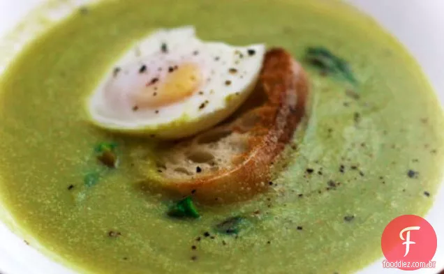 Jantar esta noite: sopa de aspargos com ovo na torrada