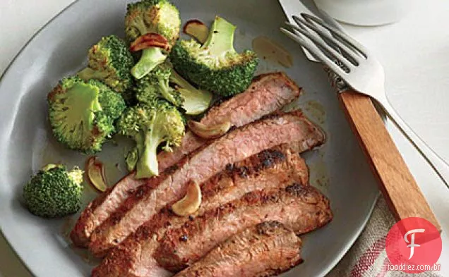 Bife de flanco de Cowboy com feijão doce e esfumaçado