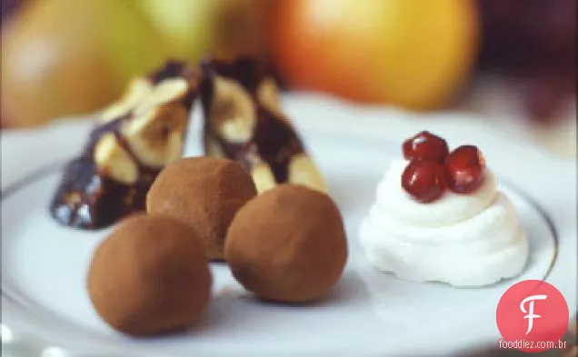 Merengue Petits Fours com creme de anis e romã