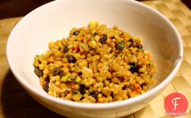 Salada de baga de trigo com Harissa e pistache