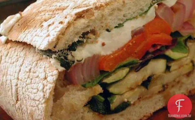 Sanduíches grelhados de vegetais e mussarela