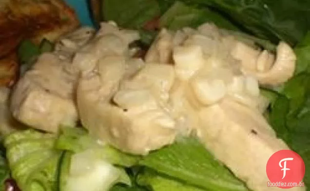 Salada de frango e espinafre com limão e alho