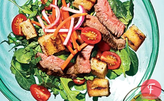 Panzanella de bife grelhado com legumes em conserva