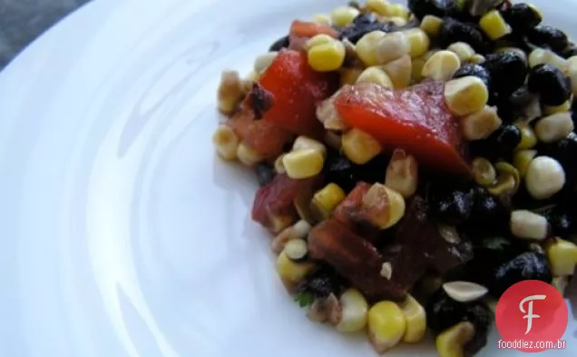 Jantar esta noite: feijão preto e Salsa de milho assado