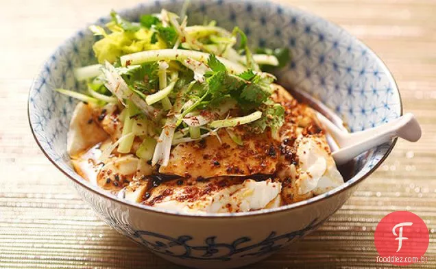 Tofu quente e picante com aipo e salada de coentro