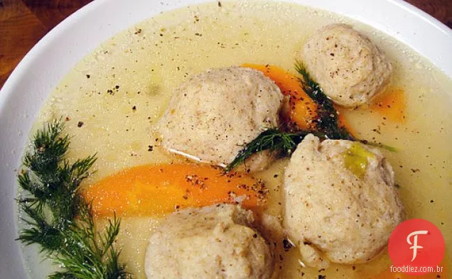 A excelente sopa Matzo Ball da Blue Ribbon