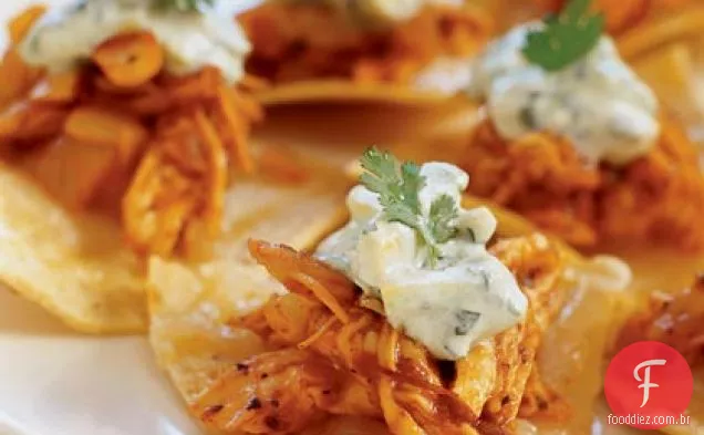 Frango assado-Chipotle Nachos com coentro-abacate Crema
