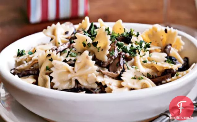 Farfalle com molho cremoso de cogumelos selvagens