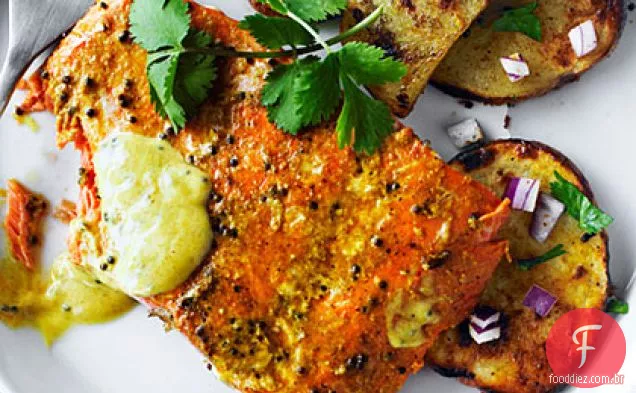 Sockeye com especiarias indianas e salada de batata grelhada