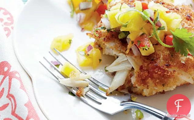 Bolos de caranguejo crocantes com Salsa de manga-abacaxi