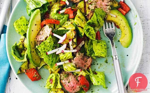 Bife grelhado e salada de legumes com molho Chipotle Chimichurri