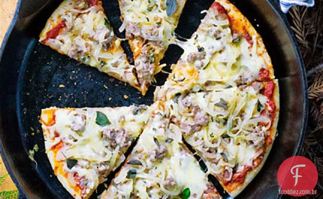 Pizza de acampamento com cebola caramelizada, salsicha e Fontina