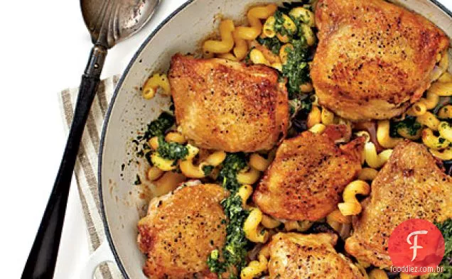 Coxas de frango crocantes com macarrão e Pesto