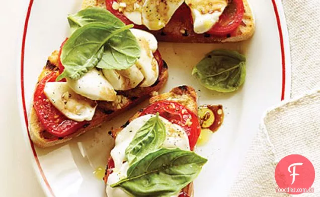 Sanduíches Caprese de rosto aberto