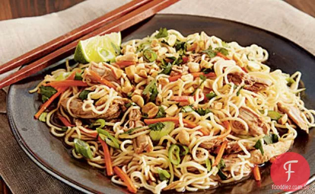 Lombo de porco chinês com macarrão com molho de alho