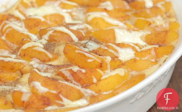 Torrada francesa de pêssegos e creme durante a noite