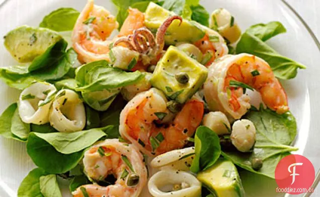 Salada de frutos do mar com molho cremoso de estragão