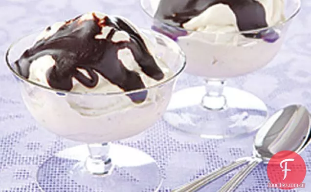 Creme de Banana congelado com molho de Chocolate quente