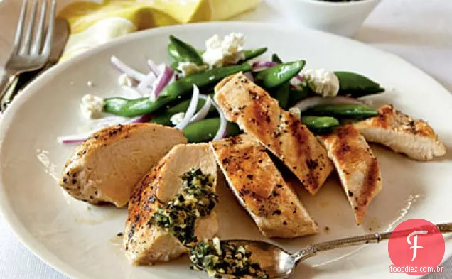 Frango grelhado com hortelã e pinhão Gremolata