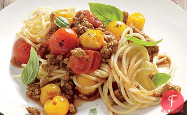 Macarrão com molho de carne de tomate assado