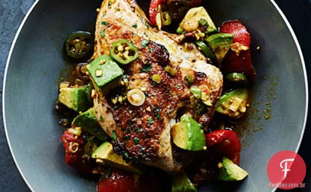 Frango de coentro grelhado com tomate em conserva e salsa de abacate