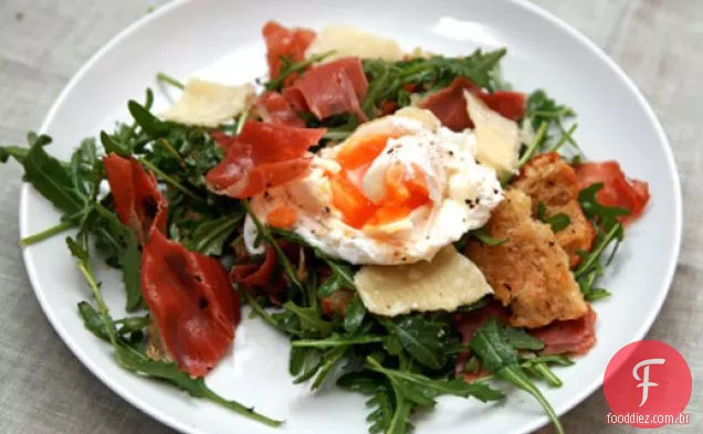 Jantar esta noite: salada de pão com grão, parmesão e ovo escalfado