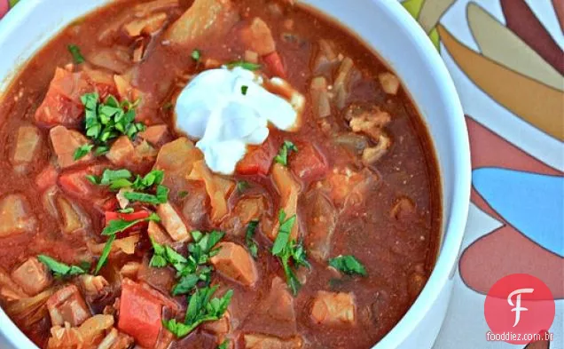 Carne de porco picante e repolho fogão lento sopa Goulash