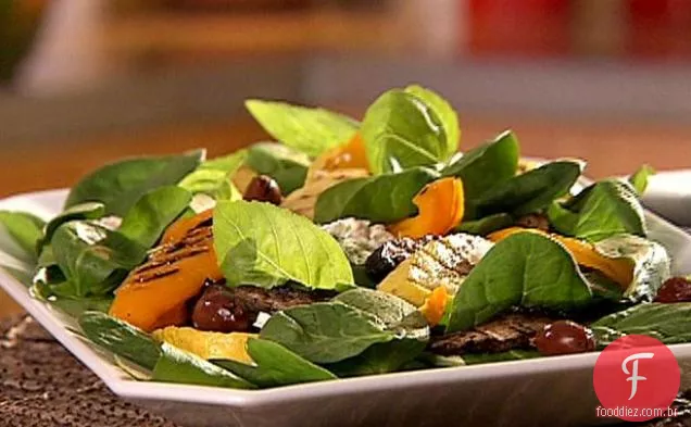 Salada de espinafre com legumes mediterrâneos grelhados
