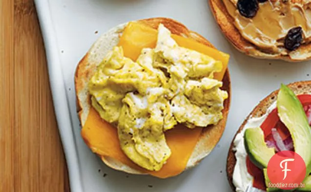 Bagel de ovo e queijo Mexidos