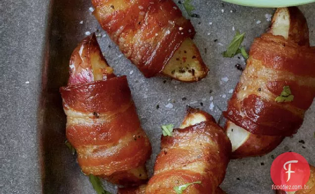 Batatas embrulhadas em Bacon com molho queso Blanco