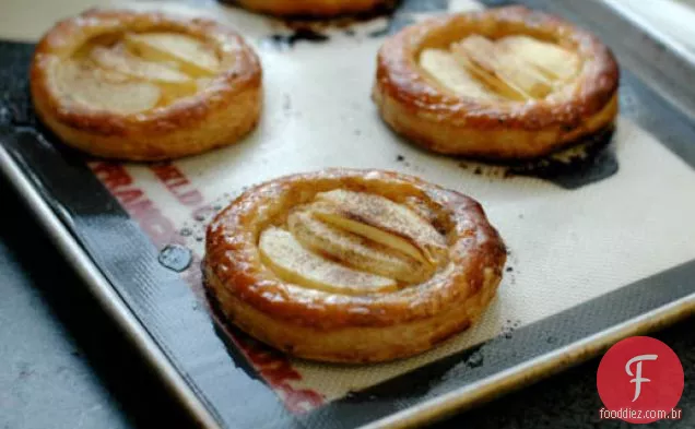 O sussurro mais nítido: maçã, queijo de cabra e tortinhas de mel