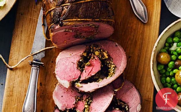 Perna assada de cordeiro com pesto de amêndoa e hortelã