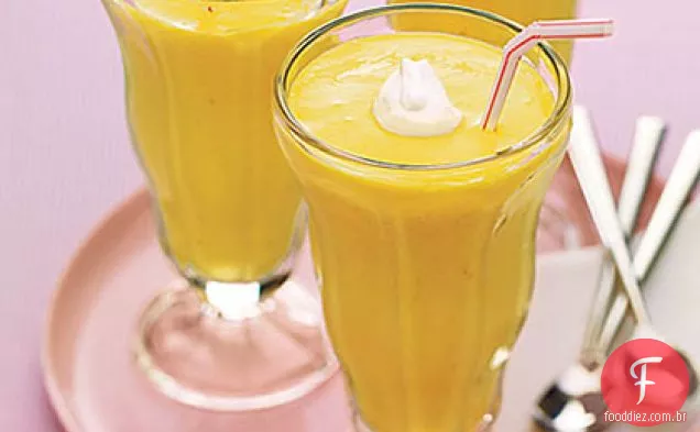Batidos de leite com pêssegos e natas