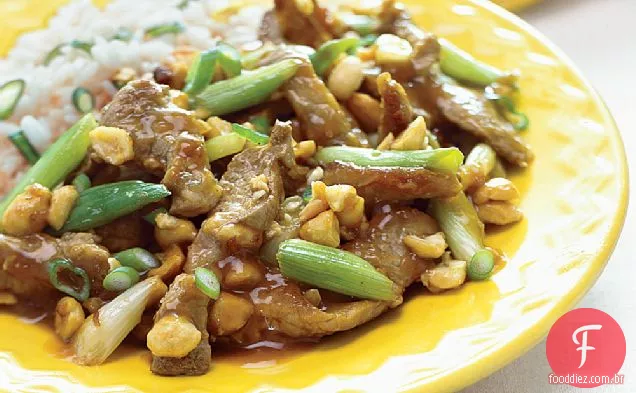 Fritar carne de porco e amendoim